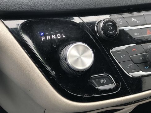 Used 2022 Chrysler Pacifica Touring-L image 20