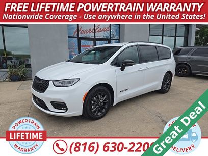 Used 2025 Chrysler Pacifica Select w/ Fav Edition Package