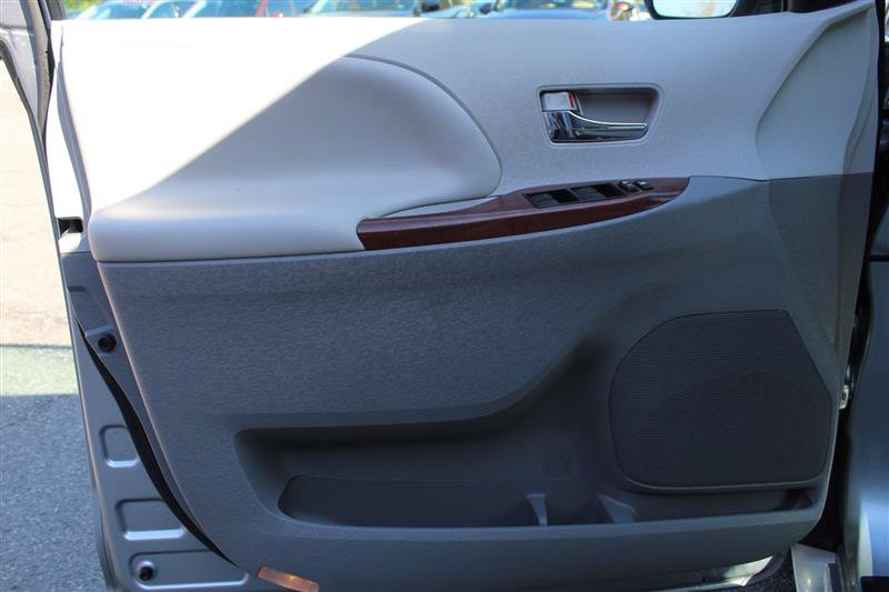 Used 2013 Toyota Sienna XLE w/ Entertainment Pkg FWD image 12
