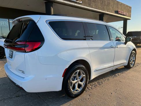 Used 2023 Chrysler Pacifica Limited w/ Uconnect Theater Family Group image 9