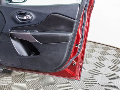 Used 2019 Jeep Cherokee Latitude Plus w/ Cold Weather Group image 40