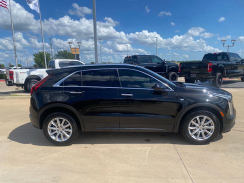 Used 2023 Cadillac XT4 Luxury w/ Cold Weather Package FWD image 7