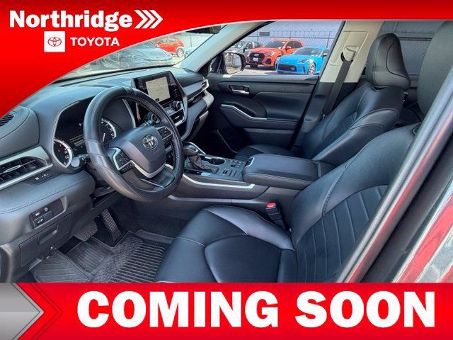 Used 2024 Toyota Highlander XLE AWD/4WD image 5