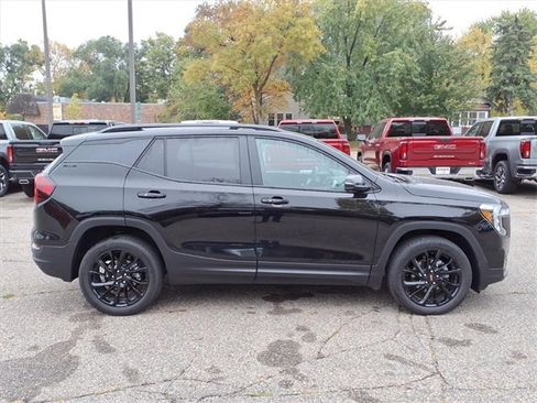 Used 2024 GMC Terrain SLE w/ Driver Convenience Package image 2