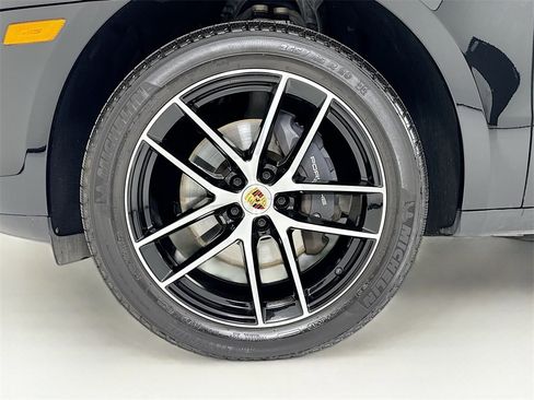 Used 2025 Porsche Macan image 34