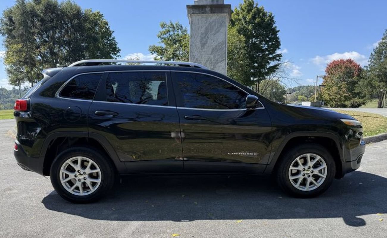 Used 2015 Jeep Cherokee Latitude w/ Cold Weather Group AWD/4WD image 6