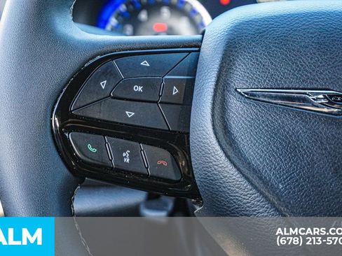 Used 2025 Chrysler Pacifica Limited image 32