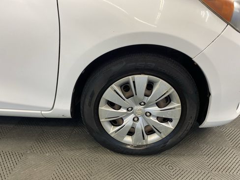 Used 2012 Toyota Yaris 4-Door Hatchback image 39