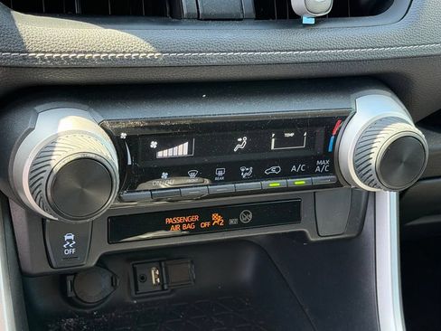 Used 2019 Toyota RAV4 LE FWD image 19