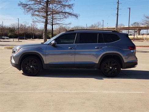 Used 2024 Volkswagen Atlas SE w/ Black Wheel Package image 4