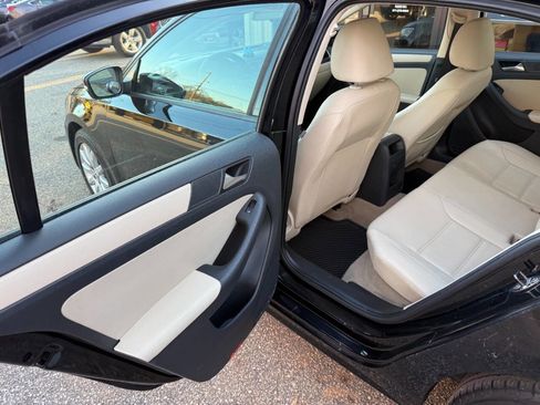 Used 2011 Volkswagen Jetta SE FWD image 12