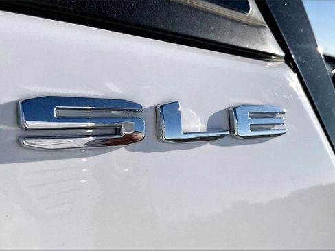 Used 2024 GMC Terrain SLE image 8