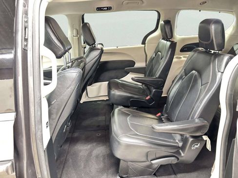 Used 2017 Chrysler Pacifica Touring-L Plus w/ Tire & Wheel Group FWD image 17