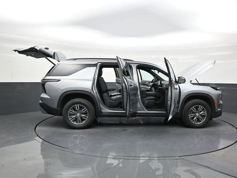 Used 2024 Chevrolet Traverse LT FWD image 29