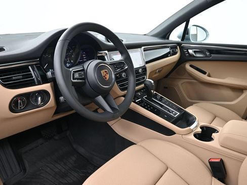 Certified 2026 Porsche Macan AWD/4WD image 4