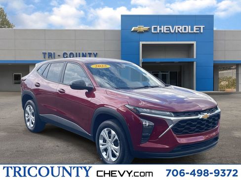 Used 2025 Chevrolet Trax LS image 1