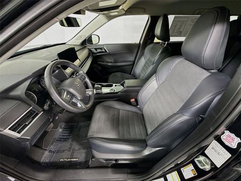 Used 2025 Mitsubishi Outlander SE FWD image 2