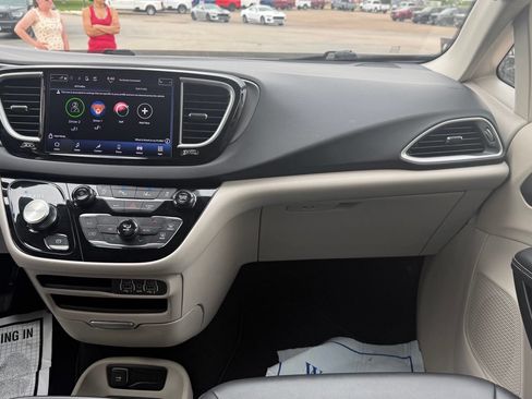 Used 2024 Chrysler Pacifica Touring-L FWD image 17