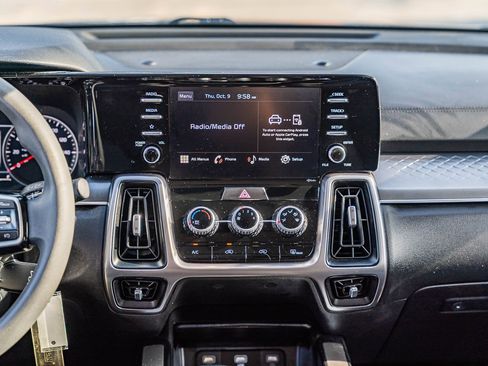 Used 2023 Kia Sorento LX image 29