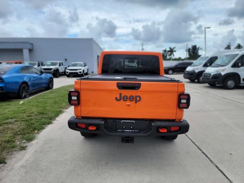 Used 2025 Jeep Gladiator Mojave AWD/4WD image 4
