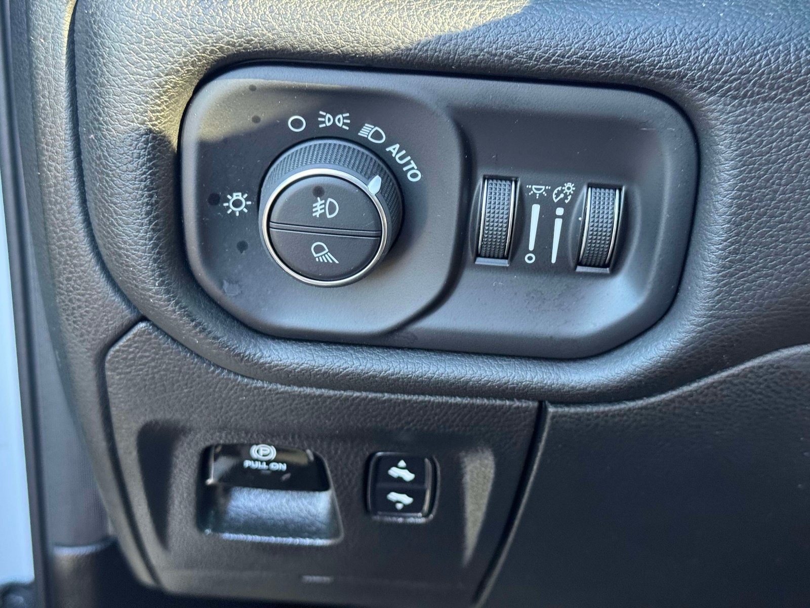 Used 2024 RAM 1500 Laramie AWD/4WD image 19