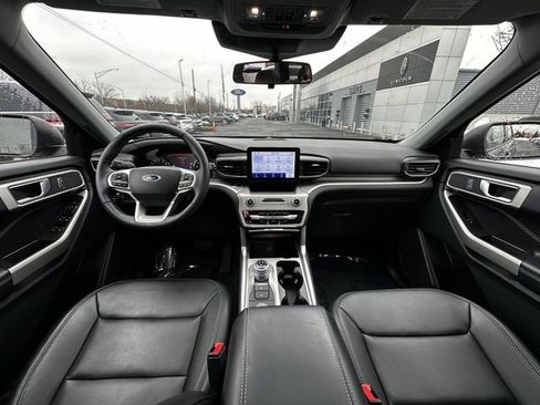 Certified 2022 Ford Explorer XLT w/ Equipment Group 202A image 3