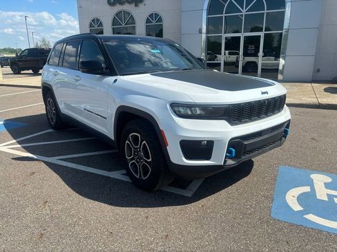 Used 2022 Jeep Grand Cherokee Trailhawk AWD/4WD image 3
