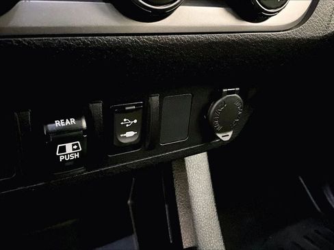 Used 2018 Toyota Tacoma SR5 image 31
