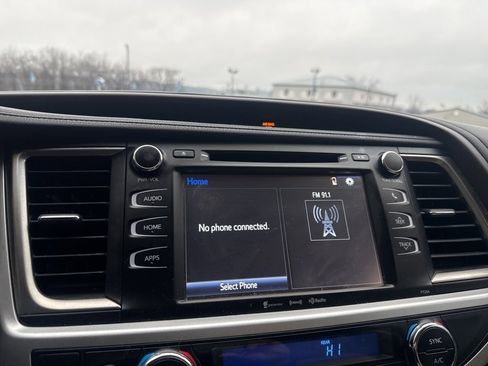 Used 2016 Toyota Highlander LE image 27