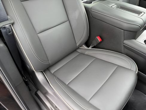 Used 2024 GMC Yukon XL SLT w/ SLT Premium Package AWD/4WD image 18