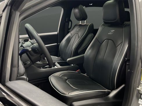 Used 2023 Chrysler Pacifica Limited w/ S Appearance Package FWD image 9