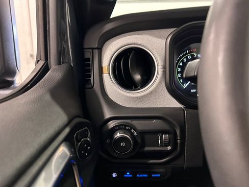 Used 2025 Jeep Wrangler Unlimited Sahara AWD/4WD image 18