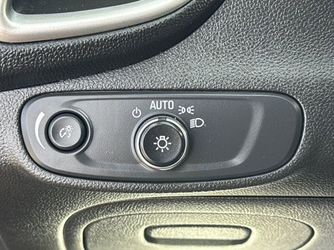 Used 2019 Chevrolet Trax LT w/ LT Convenience Package FWD image 30