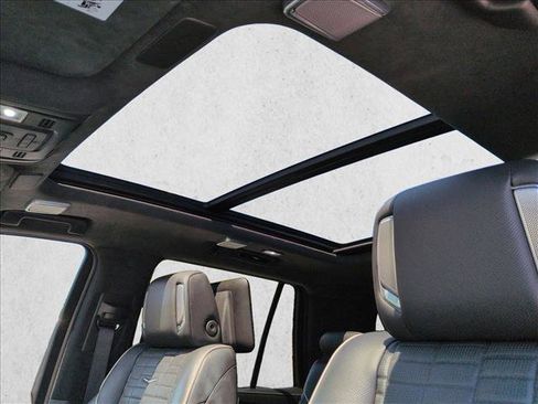 Used 2022 Cadillac Escalade Premium Luxury Platinum w/ Heavy-Duty Trailer Package AWD/4WD image 15