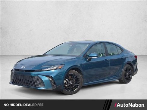 Used 2025 Toyota Camry SE FWD image 1