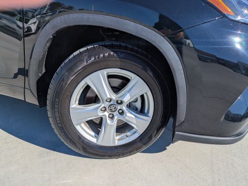 Certified 2023 Toyota Highlander LE image 9