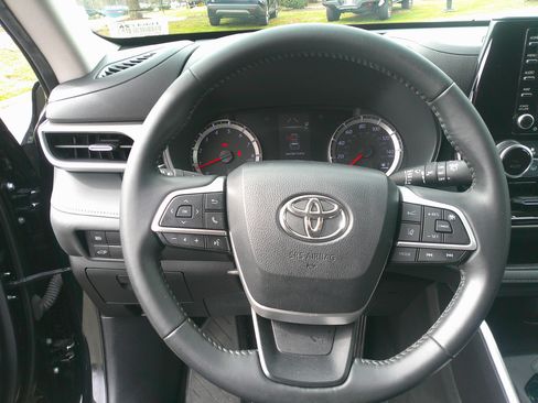 Used 2022 Toyota Highlander LE image 19