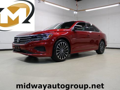 Used 2022 Volkswagen Passat 2.0T image 1