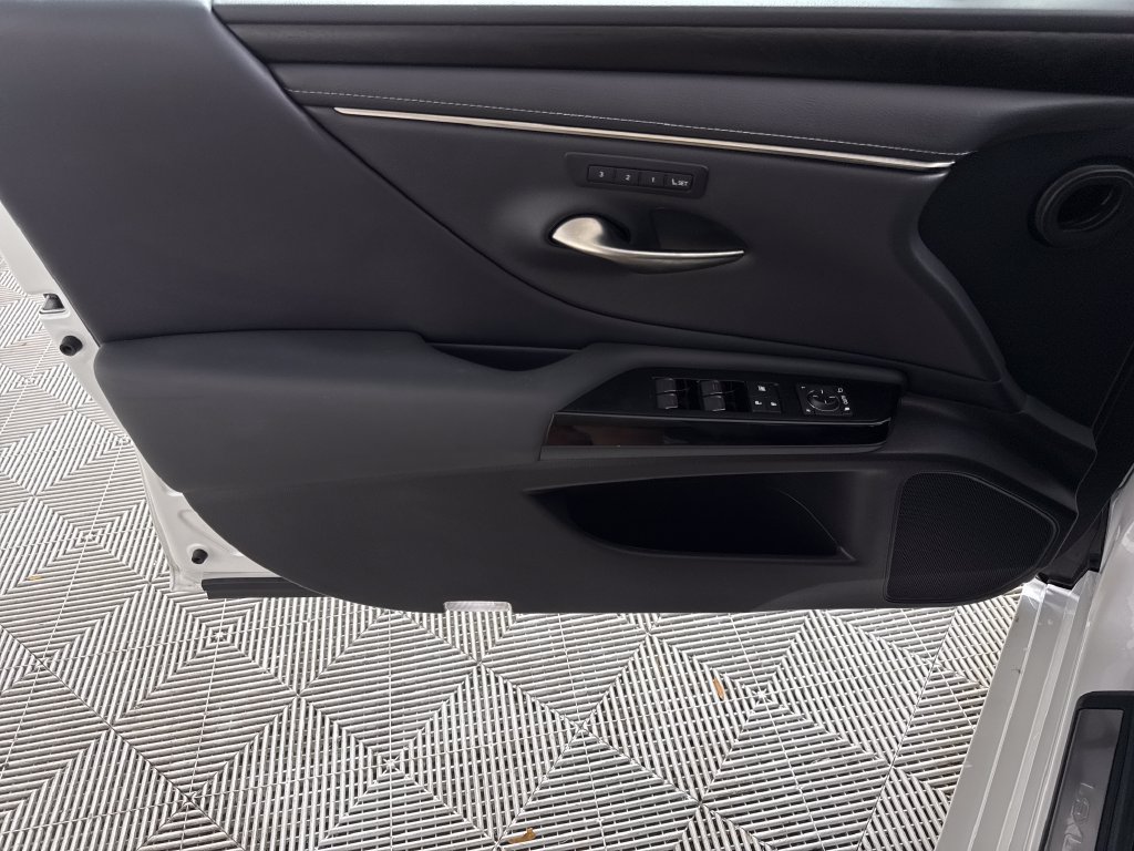 Used 2022 Lexus ES 300h w/ Premium Package FWD image 10