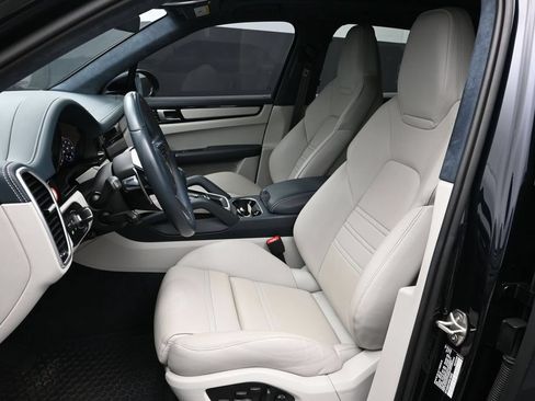 Certified 2023 Porsche Cayenne GTS AWD/4WD image 5