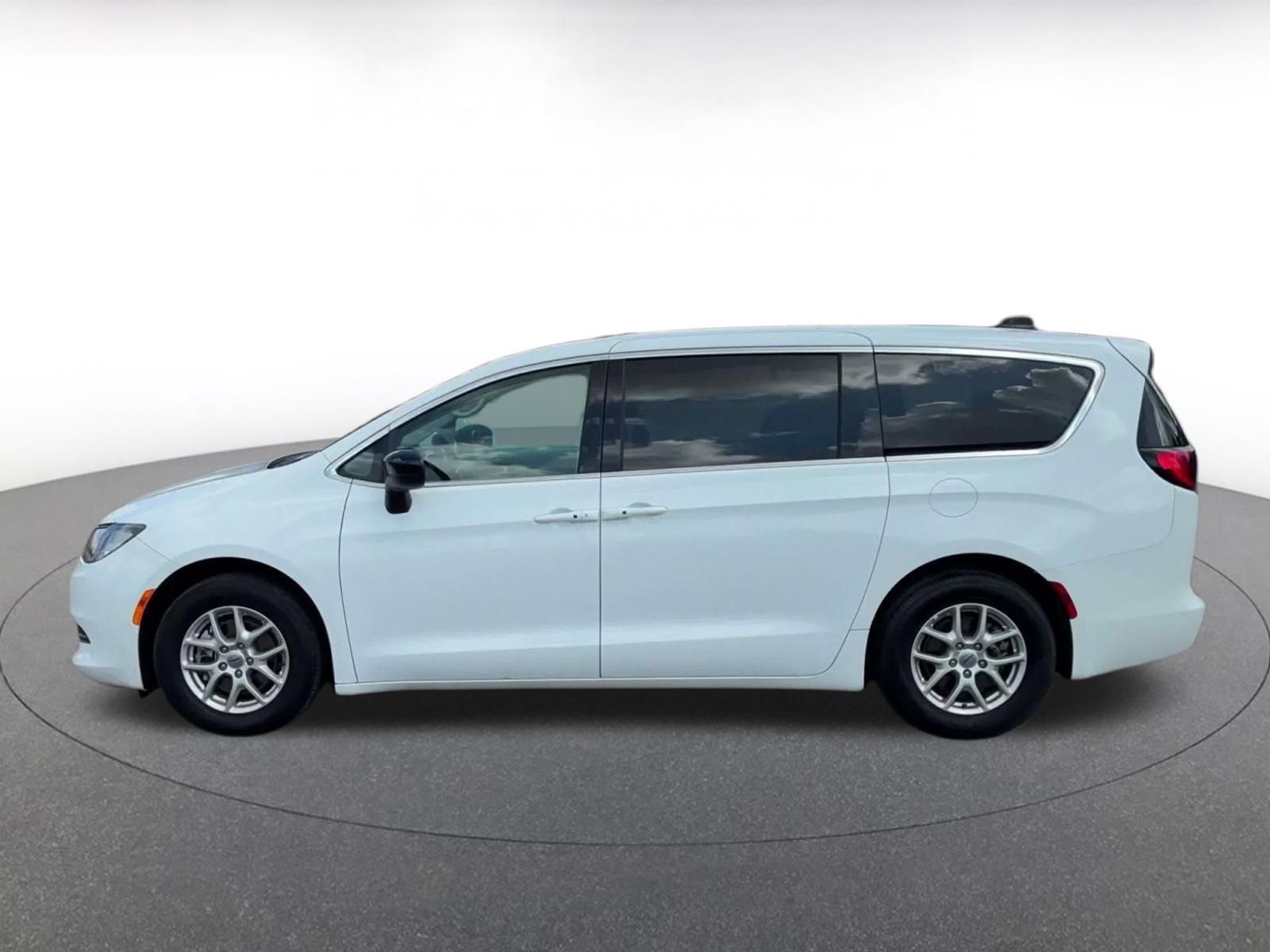 Used 2024 Chrysler Voyager LX FWD image 8