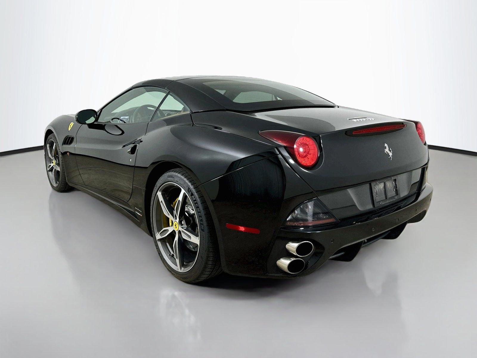 Used 2014 Ferrari California RWD image 7