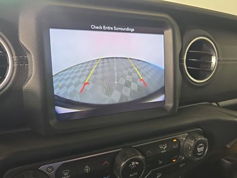 Used 2019 Jeep Wrangler Unlimited Sahara w/ Uconnect 4C Nav & Sound Group AWD/4WD image 14