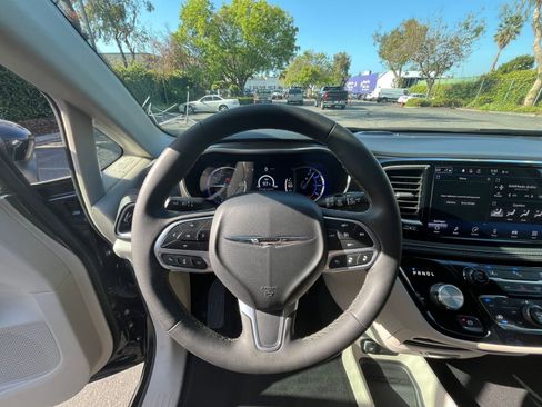 Used 2023 Chrysler Pacifica Touring-L FWD image 35