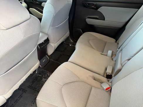 Used 2022 Toyota Highlander L FWD image 11