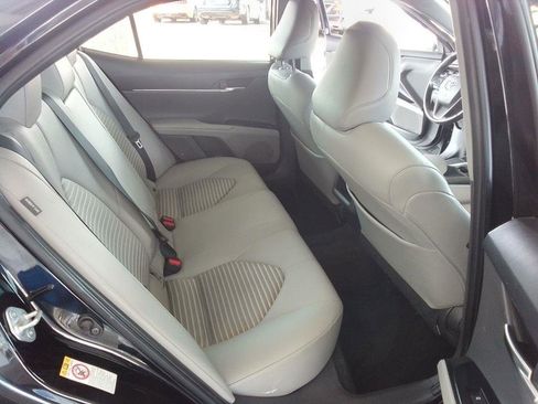 Used 2018 Toyota Camry SE w/ Convenience Package FWD image 16