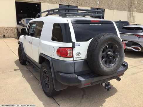 Used 2011 Toyota FJ Cruiser 2WD w/ Upgrade Pkg image 6