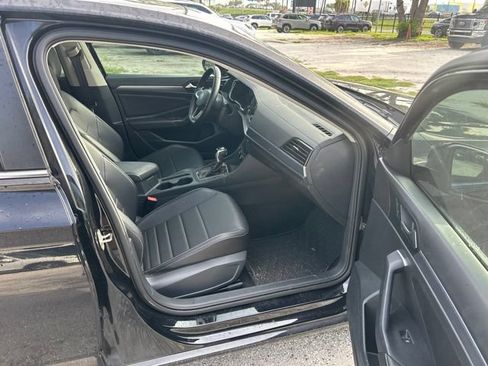 Used 2023 Volkswagen Jetta SE w/ Panoramic Sunroof Package FWD image 9