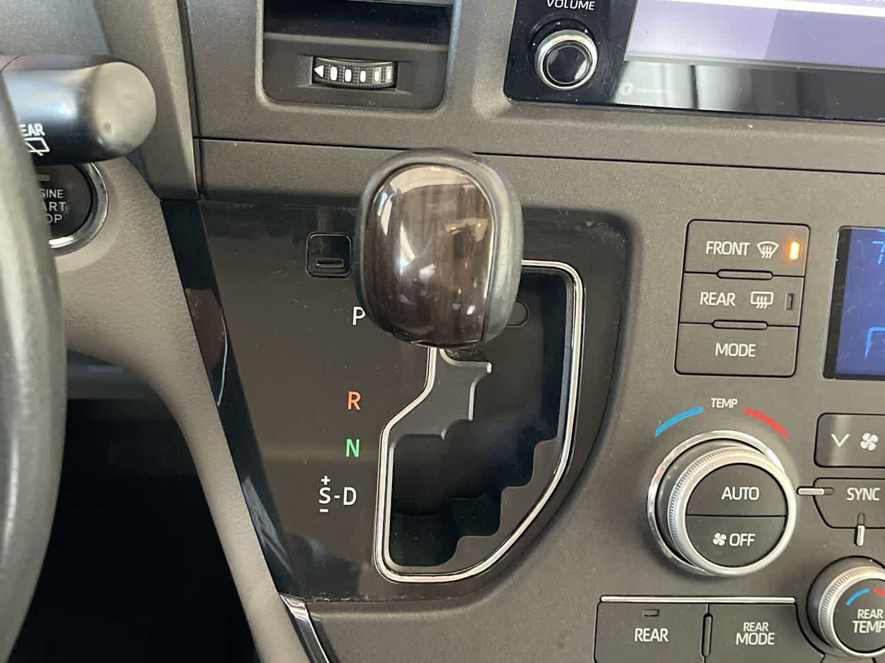 Used 2018 Toyota Sienna XLE FWD image 19