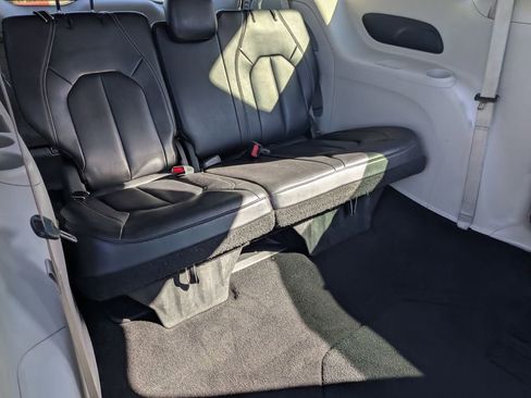 Used 2023 Chrysler Pacifica Touring-L image 27